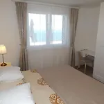 Elma Ostanak kod kuće